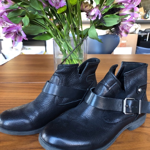 BCBGeneration Cute Booties w/ Silver Details - Picture 3 of 7